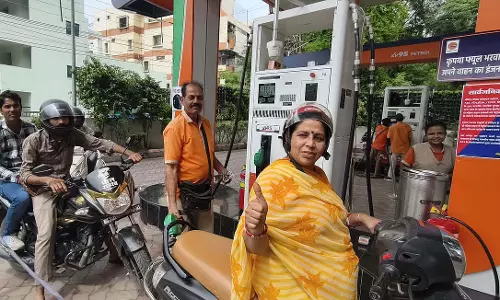 MP : इंदौर में पेट्रोल पंपों पर हेलमेट नियम से अफरा-तफरी MP : इंदौर में पेट्रोल पंपों पर हेलमेट नियम से अफरा-तफरी