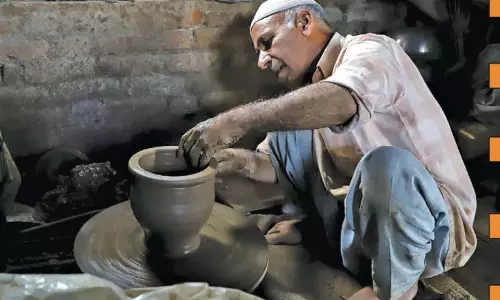 चाक का आखिरी चक्कर: कश्मीर के कुम्हार संकट के कगार पर