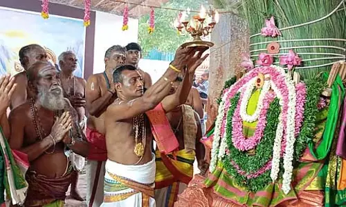 Tamil Nadu : तिरुचेंदूर के वेइलुकंथम्मन मंदिर में अवनि उत्सव का ध्वजारोहण समारोह Tamil Nadu : तिरुचेंदूर के वेइलुकंथम्मन मंदिर में अवनि उत्सव का ध्वजारोहण समारोह
