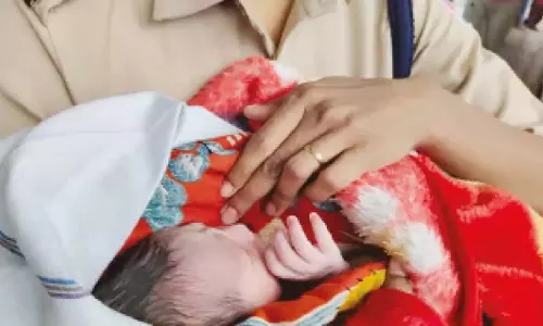 Karnataka: रेलवे प्लेटफॉर्म पर महिला ने बच्चे को जन्म दिया