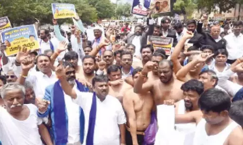 Karnataka: मडिगा समुदाय ने राज्यव्यापी अर्धनग्न विरोध प्रदर्शन किया