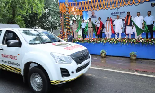 सीएम नीतीश ने 71 पुलिस वाहनों को हरी झंडी दिखाकर किया रवाना सीएम नीतीश ने 71 पुलिस वाहनों को हरी झंडी दिखाकर किया रवाना