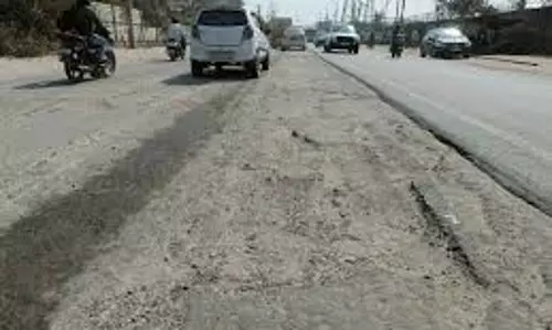 Gurugram: बसई रोड की सड़क फिर बैठी, लोगों में नाराजगी