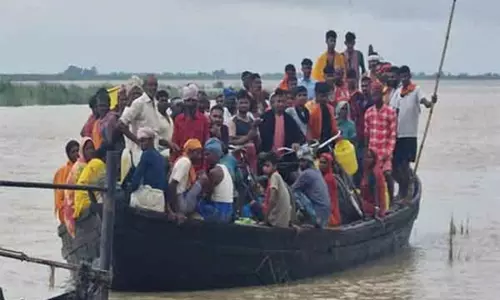 गंगा नदी में 31 लोगों से भरी नाव पलटी, एक की लाश बरामद