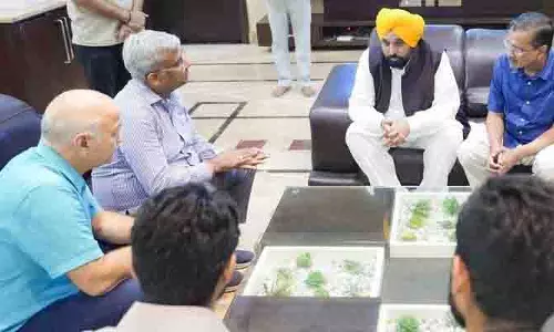 CM Mann, केजरीवाल, सिसोदिया ने अबोहर में मारे गए व्यवसायी संजय के परिवार से मुलाकात की CM Mann, केजरीवाल, सिसोदिया ने अबोहर में मारे गए व्यवसायी संजय के परिवार से मुलाकात की