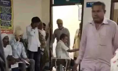 निर्माण कार्य के दौरान मरीज को गाड़ी पर लादकर Muktsar सिविल अस्पताल ले जाने से चिंता बढ़ी निर्माण कार्य के दौरान मरीज को गाड़ी पर लादकर Muktsar सिविल अस्पताल ले जाने से चिंता बढ़ी