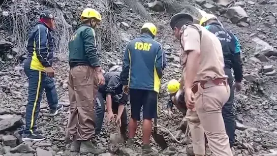 Rudraprayag: हाईवे पर भारी मलबा, तीसरे दिन भी नहीं खुला रास्ता Rudraprayag: हाईवे पर भारी मलबा, तीसरे दिन भी नहीं खुला रास्ता