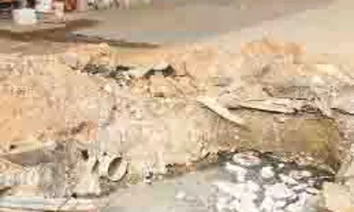 Chennai: पेरुंगलथुर फ्लाईओवर से सटे खुले नाले के गड्ढे पर ध्यान देने की ज़रूरत Chennai: पेरुंगलथुर फ्लाईओवर से सटे खुले नाले के गड्ढे पर ध्यान देने की ज़रूरत