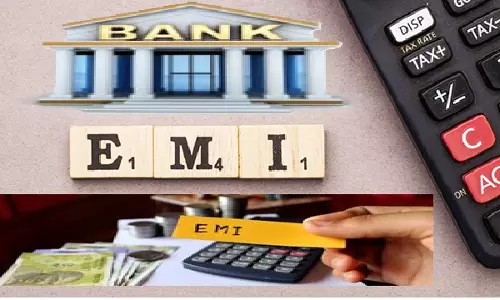 चौंकाने वाली बात! पति द्वारा EMI न चुकाने पर झांसी की महिला को निजी बैंक ने बंधक बना लिया चौंकाने वाली बात! पति द्वारा EMI न चुकाने पर झांसी की महिला को निजी बैंक ने बंधक बना लिया