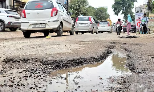 Haryana :  गड्ढों से भरी सड़क से झज्जर के दुकानदारों और यात्रियों को परेशानी