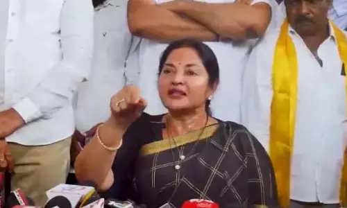 कोवूर में TD-YSRC महिला कार्यकर्ताओं के बीच वाकयुद्ध कोवूर में TD-YSRC महिला कार्यकर्ताओं के बीच वाकयुद्ध