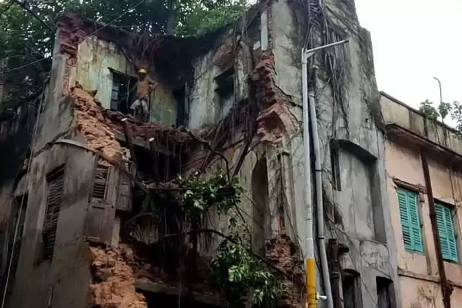 Kolkata: जर्जर भवन गिरा, प्रशासन पर उठे सवाल Kolkata: जर्जर भवन गिरा, प्रशासन पर उठे सवाल