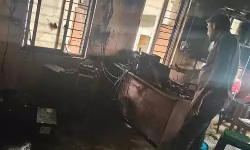 Gabbur : नाडा तहसीलदार के कार्यालय में आग लग गई Gabbur : नाडा तहसीलदार के कार्यालय में आग लग गई