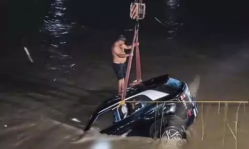 नहर में कार गिरने से महिला की मौत, पति लापता