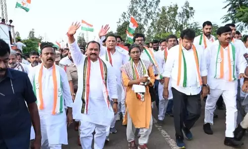 Telangana: खानपुर में पदयात्रा का स्वागत करते कांग्रेस नेता Telangana: खानपुर में पदयात्रा का स्वागत करते कांग्रेस नेता