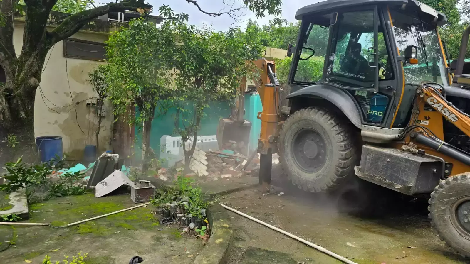 Haldwani: प्रशासन ने रामनगर में गिराईं तीन अवैध मजारें Haldwani: प्रशासन ने रामनगर में गिराईं तीन अवैध मजारें
