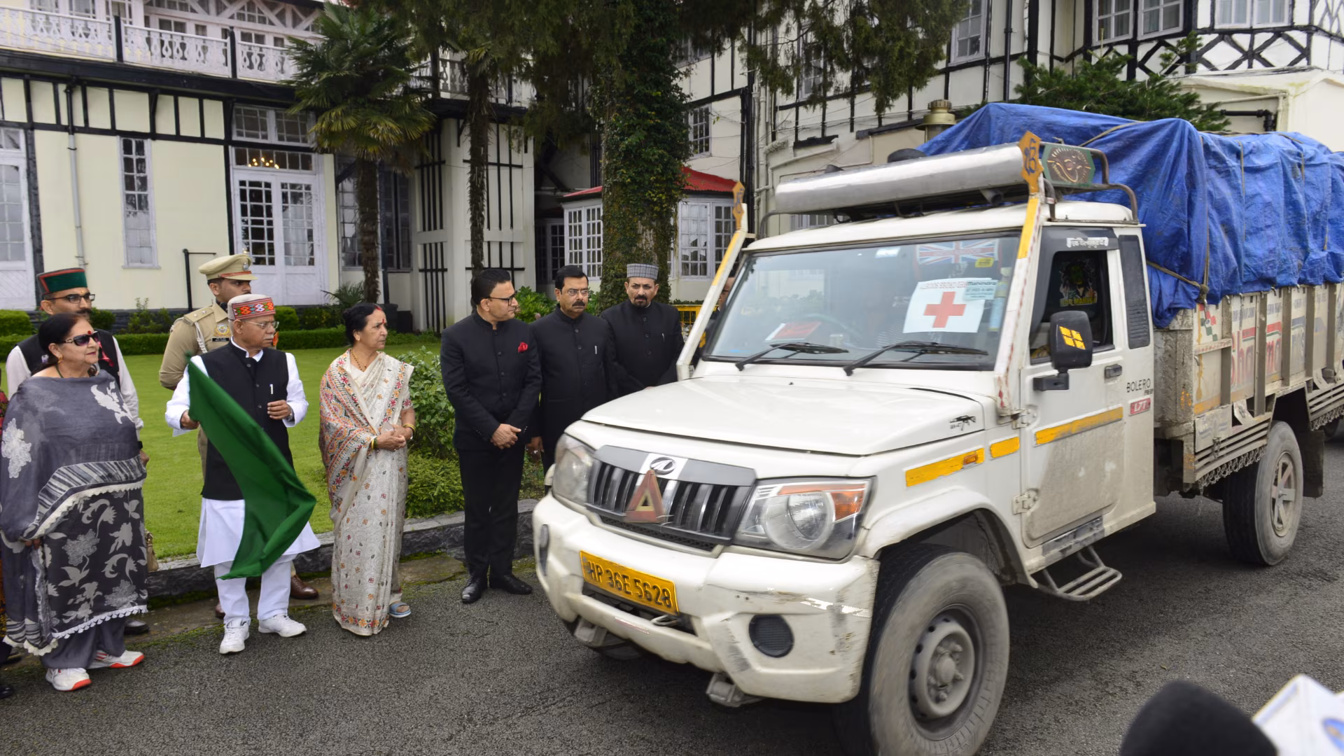 Shimla: राज्यपाल ने की पहल, मंडी को मिली राहत सामग्री Shimla: राज्यपाल ने की पहल, मंडी को मिली राहत सामग्री