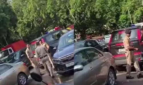 Himachal : वर्दी में शराब खरीदते कैमरे में कैद, 4 पुलिसकर्मी सस्पेंड Himachal : वर्दी में शराब खरीदते कैमरे में कैद, 4 पुलिसकर्मी सस्पेंड