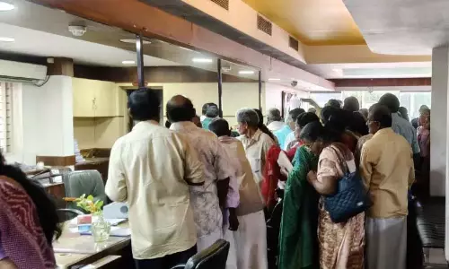 इरिंगलाकुडा टाउन कोऑपरेटिव बैंक: सुबह से ही जमाकर्ता दौड़ रहे हैं; हर जगह चिंतित चेहरे