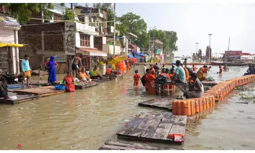 UP के कुछ हिस्सों में नदियां खतरे के निशान से ऊपर