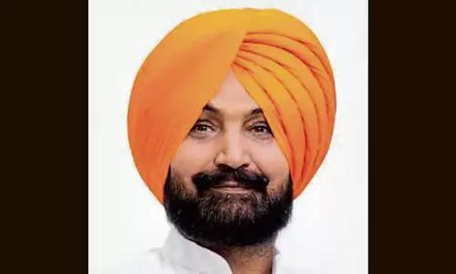 पूर्व अकाली नेता रणजीत सिंह गिल के घर पर पंजाब वीबी ने छापा मारा पूर्व अकाली नेता रणजीत सिंह गिल के घर पर पंजाब वीबी ने छापा मारा