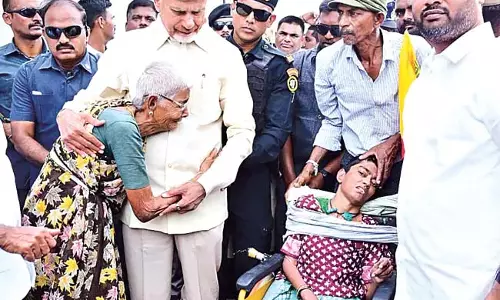 Chandrababu Naidu : हथकरघा बुनकरों को 7 तारीख से मुफ्त बिजली Chandrababu Naidu : हथकरघा बुनकरों को 7 तारीख से मुफ्त बिजली