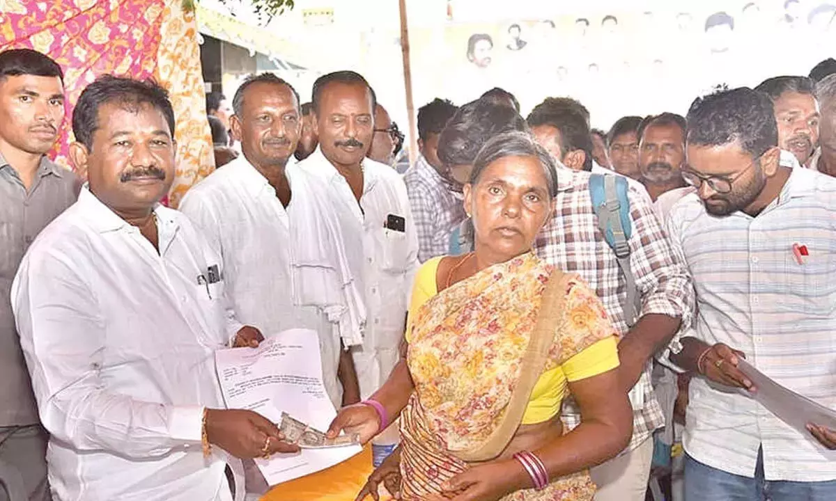 Andhra: मंत्री ने पेंशन वितरित की