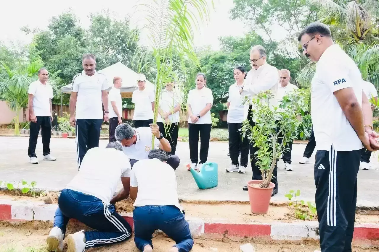 Jaipur: कानून के रखवालों ने निभाई हरियाली की ड्यूटी Jaipur: कानून के रखवालों ने निभाई हरियाली की ड्यूटी