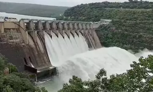 Andhra : श्रीशैलम जलाशय में बाढ़ का प्रवाह धीरे-धीरे कम हो रहा है
