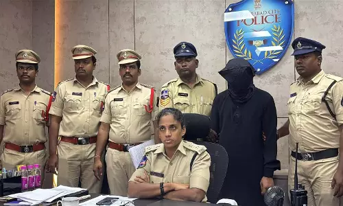 NTR मार्ग पर एक तकनीकी विशेषज्ञ और महिला सहकर्मी पर हमला करने के आरोप में बाइक टैक्सी चालक गिरफ्तार