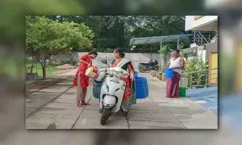 अनोखा विरोध प्रदर्शन, पूर्व पार्षद ने Ramagundam में कचरा इकट्ठा किया