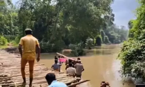 ओडिशा के तेलकोई में शव को खाट पर रखकर नदी पार कराया गया