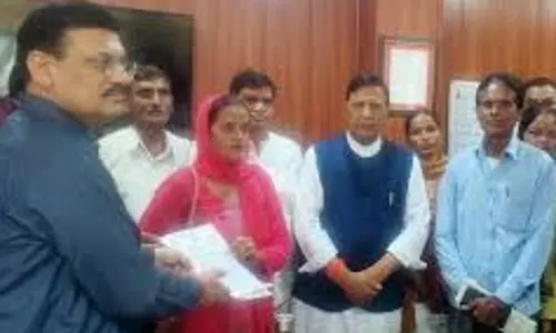 Nahan: शहीद के सम्मान का सवाल, स्कूल बंदी पर ग्रामीणों का विरोध प्रदर्शन