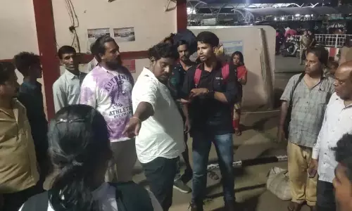 ब्रह्मपुर रेलवे स्टेशन पर 15 रुपये को लेकर टीटीई और यात्री में झड़प ब्रह्मपुर रेलवे स्टेशन पर 15 रुपये को लेकर टीटीई और यात्री में झड़प