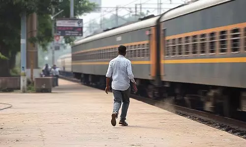 MP : भिंड में तनावग्रस्त व्यक्ति रेल की पटरी पर लेट गया MP : भिंड में तनावग्रस्त व्यक्ति रेल की पटरी पर लेट गया