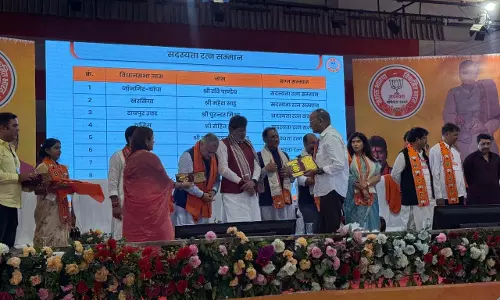 बीजेपी ने विधायक अजय चंद्राकर को सदस्यता रत्न पुरस्कार से किया सम्मानित बीजेपी ने विधायक अजय चंद्राकर को सदस्यता रत्न पुरस्कार से किया सम्मानित