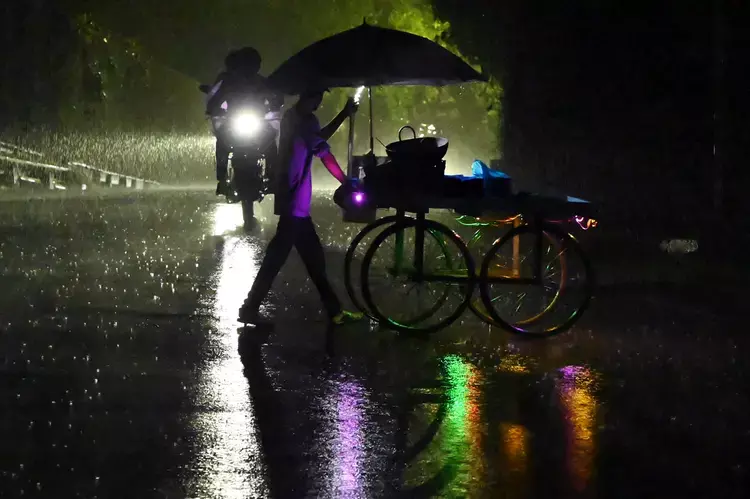 Kerala में बारिश का अलर्ट आईएमडी ने 10 से अधिक जिलों में बहुत भारी बारिश की चेतावनी दी Kerala में बारिश का अलर्ट आईएमडी ने 10 से अधिक जिलों में बहुत भारी बारिश की चेतावनी दी