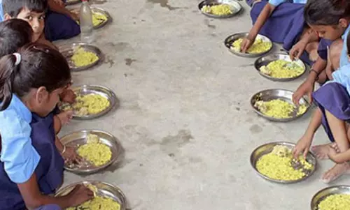 जूठा भोजन परोसने वाली महिला समूह पर कार्रवाई,  प्रधान पाठक को भी नोटिस