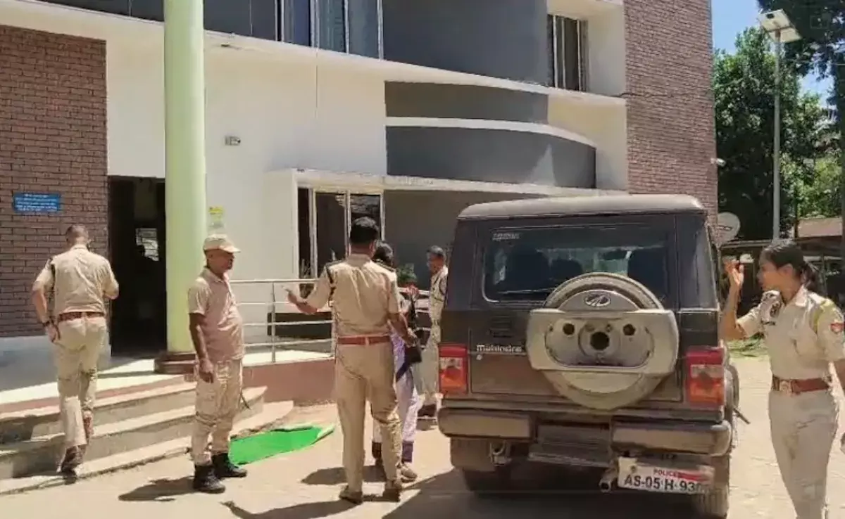 Assam: तिनसुकिया में नवजात की तस्करी का खुलासा, स्वास्थ्यकर्मी गिरफ्तार Assam: तिनसुकिया में नवजात की तस्करी का खुलासा, स्वास्थ्यकर्मी गिरफ्तार