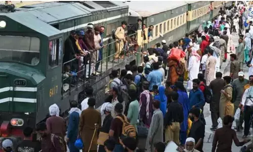 Lahore के पास इस्लामाबाद एक्सप्रेस पटरी से उतरी, कम से कम 30 घायल