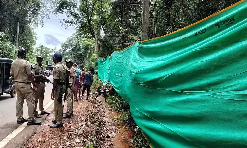 धर्मस्थल मामला: राज्य राजमार्ग के पास जंगल में तलाशी ली गई धर्मस्थल मामला: राज्य राजमार्ग के पास जंगल में तलाशी ली गई