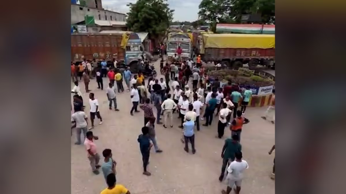 Assam : सीमेंट की कीमत घटने पर ट्रक चालकों का विरोध प्रदर्शन Assam : सीमेंट की कीमत घटने पर ट्रक चालकों का विरोध प्रदर्शन