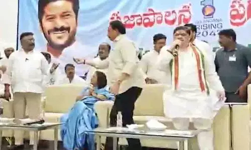 हैदराबाद में राशन कार्ड वितरण कार्यक्रम में BRS और कांग्रेस नेताओं के बीच तनाव हैदराबाद में राशन कार्ड वितरण कार्यक्रम में BRS और कांग्रेस नेताओं के बीच तनाव