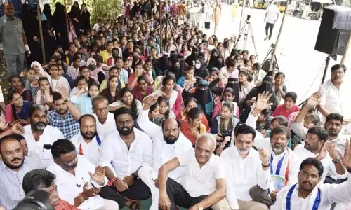 Telangana: ब्रिटिश कोलंबिया के छात्र बकाया फीस और अधिक स्कूलों की मांग कर रहे