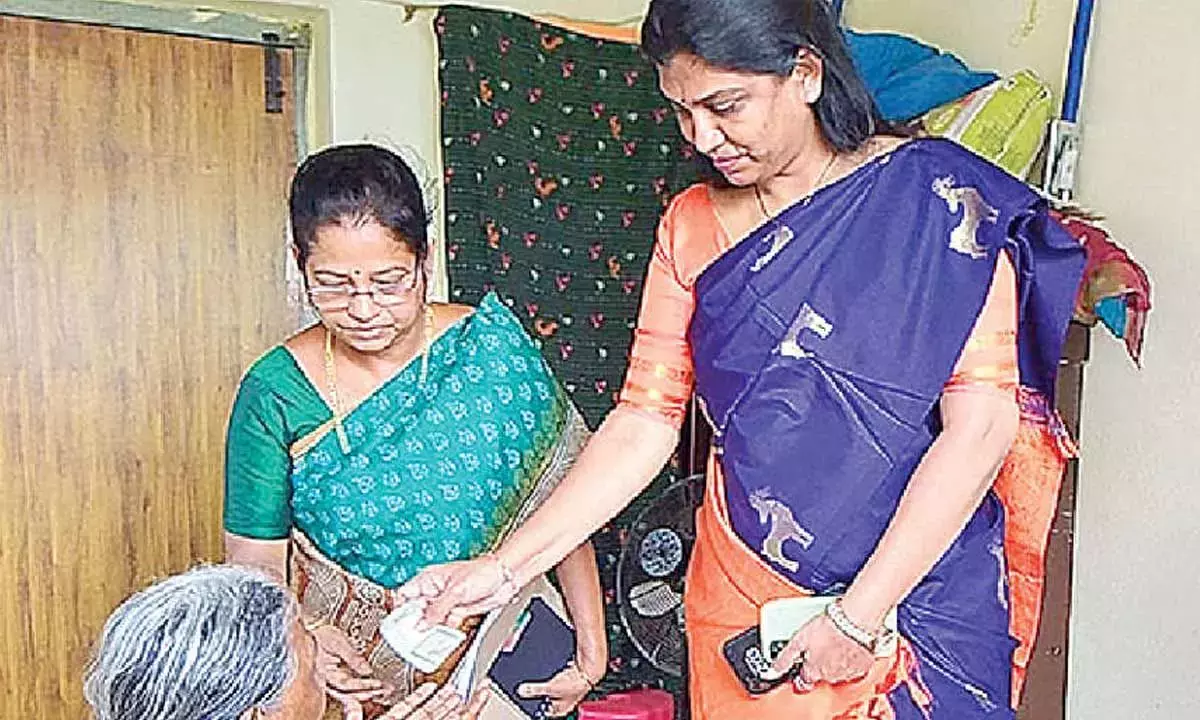 Andhra: कलेक्टर प्रशांति ने पेंशन वितरित की Andhra: कलेक्टर प्रशांति ने पेंशन वितरित की