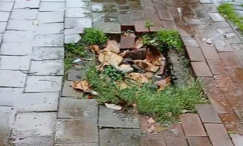 Panjim पट्टो क्षेत्र में धंसे और क्षतिग्रस्त फुटपाथ पैदल यात्रियों के लिए खतरा बने हुए Panjim पट्टो क्षेत्र में धंसे और क्षतिग्रस्त फुटपाथ पैदल यात्रियों के लिए खतरा बने हुए