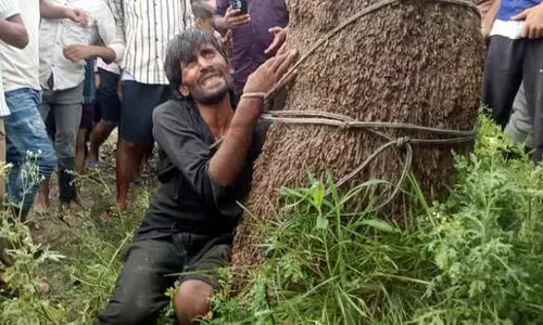 Ghaziabad: डासना में स्थानीय लोगों ने एक व्यक्ति को पेड़ से बांधकर पीटा
