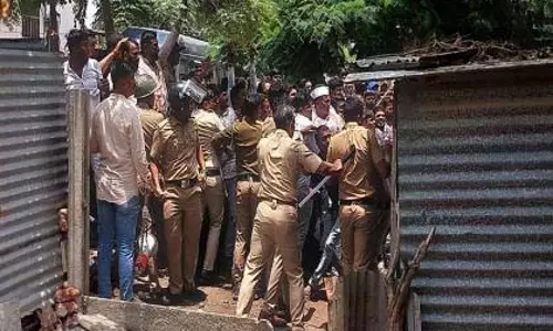 वाहनों में तोड़फोड़ और आगजनी के आरोप में 17 लोग गिरफ्तार