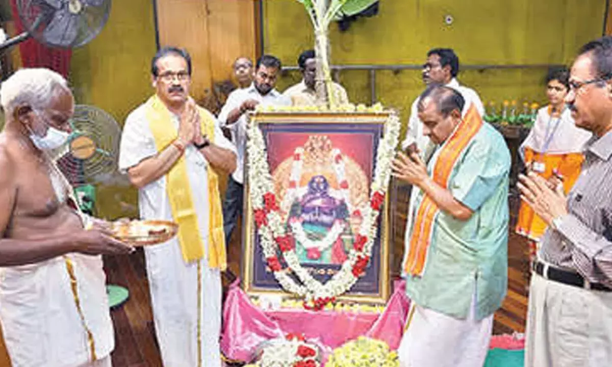 Andhra: वेंगामम्बा को उनकी पुण्यतिथि पर भावभीनी श्रद्धांजलि अर्पित की गई Andhra: वेंगामम्बा को उनकी पुण्यतिथि पर भावभीनी श्रद्धांजलि अर्पित की गई