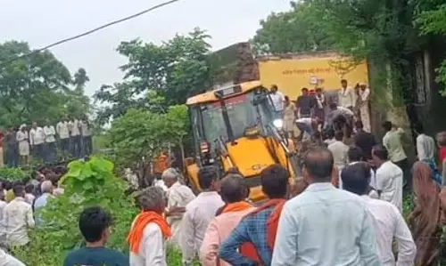 अजमेर दरगाह क्षेत्र में 150 से अधिक अवैध दुकानें ध्वस्त अजमेर दरगाह क्षेत्र में 150 से अधिक अवैध दुकानें ध्वस्त